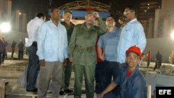 Fidel Castro supervisa la construcción de la Tribuna Abierta Antiimperialista José Martí.