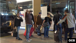 Cubanos abordan autobús desde Laredo hasta Nueva York.