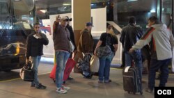 Cubanos abordan autobús desde Laredo hasta Nueva York.