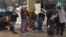 Cubanos abordan autobús desde Laredo hasta Nueva York.