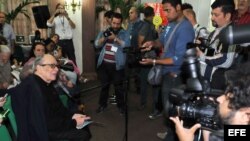 Archivo. Alfredo Guevara habla con periodistas 