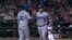 Yasmani Grandal es felicitado tras conectar su jonrón.