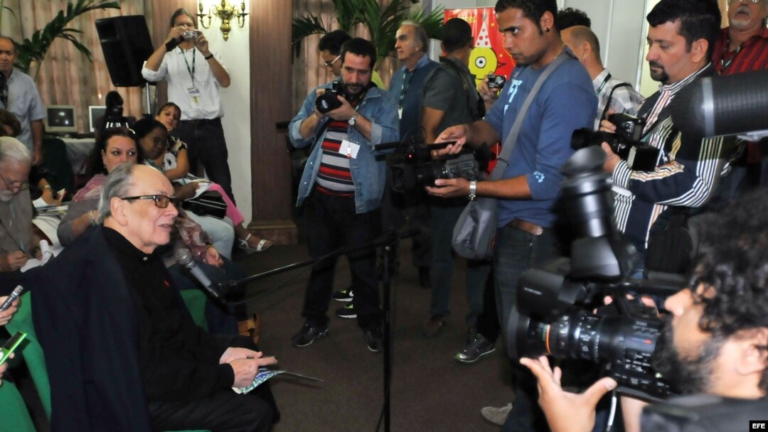 Archivo. Alfredo Guevara habla con periodistas 