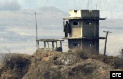Soldado norcoreano hace guardia en un puesto de control Panmungak, al norte del complejo intercoreano de Kaesong