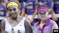 Serena Williams (i) y Li Na (d), reciben sus trofeos.