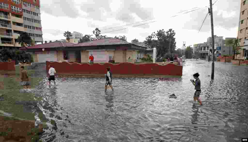  Un hombre camina por una calle inundada hoy, martes 24 de enero de 2017, en La Habana (Cuba).