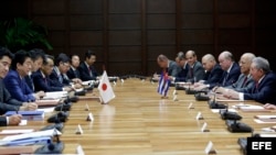  Raúl Castro (d); y el primer ministro de Japón, Shinzo Abe (i), asisten a una firma de acuerdos hoy, jueves 22 de septiembre de 2016, en el Palacio de la Revolución de La Habana (Cuba). Abe, llegó hoy a Cuba en una breve visita oficial, la primera de un 