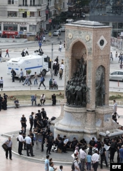 Policías turcos antidisturbios en el monumento Taksim, plaza Taksim de Estambul (Turquía) 12 de junio de 2013.