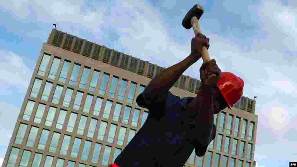Obreros de construcción trabajan en una ampliación de la &quot;Tribuna Antiimperialista&quot; José Martí ubicada frente a la Sección de Intereses de EEUU en La Habana.