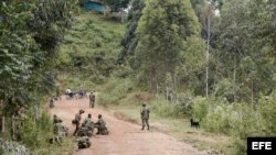 Un grupo de soldados custodia el material de guerra de los 11 soldados muertos que dejó el ataque de la guerrilla de las FARC en la noche del martes.