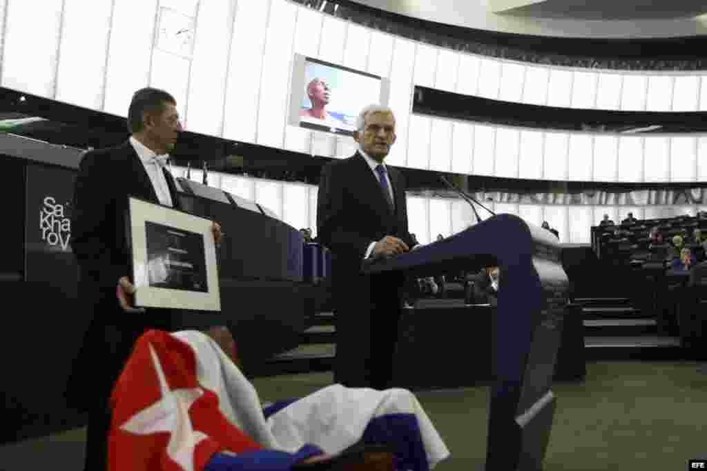  El presidente del Parlamento Europeo, Jerzy Buzek (c), da un discurso junto a la silla reservada al disidente cubano Guillermo Fariñas, que permanece vacía, durante la ceremonia de entrega del premio Sájarov 2010 del Parlamento Europeo a la libertad de c