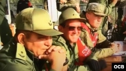 General de brigada (i),Tte. coronel (2do izq a derecha) y coronel cubano observan los juegos.