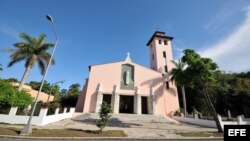 Fotografía tomada el 14 de junio de 2010, que muestra la fachada de la parroquia de Santa Rita de Casia, ubicada en el residencial barrio de Miramar, en La Habana.