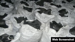 Bolsas de carbón hecho con marabú en Cuba (Foto: Archivo).