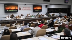 Miembros del Buró Político de Cuba celebran un pleno extraordinario del Comité Central del Partido Comunista para evaluar propuestas de medidas económicas y sociales anunciadas por Miguel Díaz-Canel, en La Habana, Cuba, el 17 de junio de 2026.