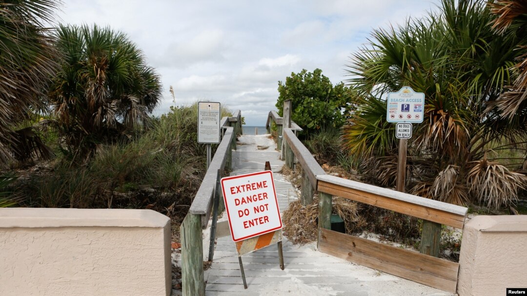 Entrada cerrada en la playa de St. Pete Beach, en Florida, ante la amenaza del huracán Milton. (Reuters/Octavio Jones)