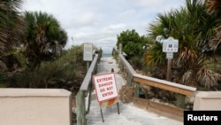 Entrada cerrada en la playa de St. Pete Beach, en Florida, ante la amenaza del huracán Milton. (Reuters/Octavio Jones)