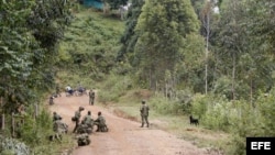 Soldados custodian el material de guerra de los 11 soldados muertos que dejó el ataque de la guerrilla de las FARC en el Cauca (15 de mayo, 2015).