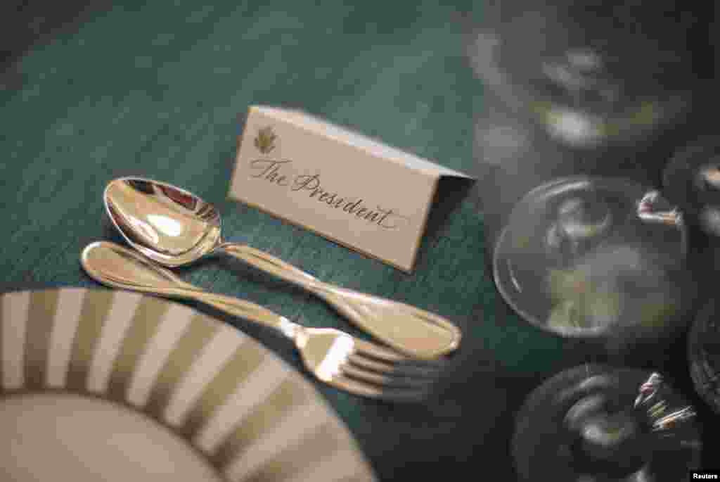 Como postres: Tarta de manzanas del Hudson Valley con nieve de crema agria, queso curado y Miel Masa de Tarta, Crumble de canela.