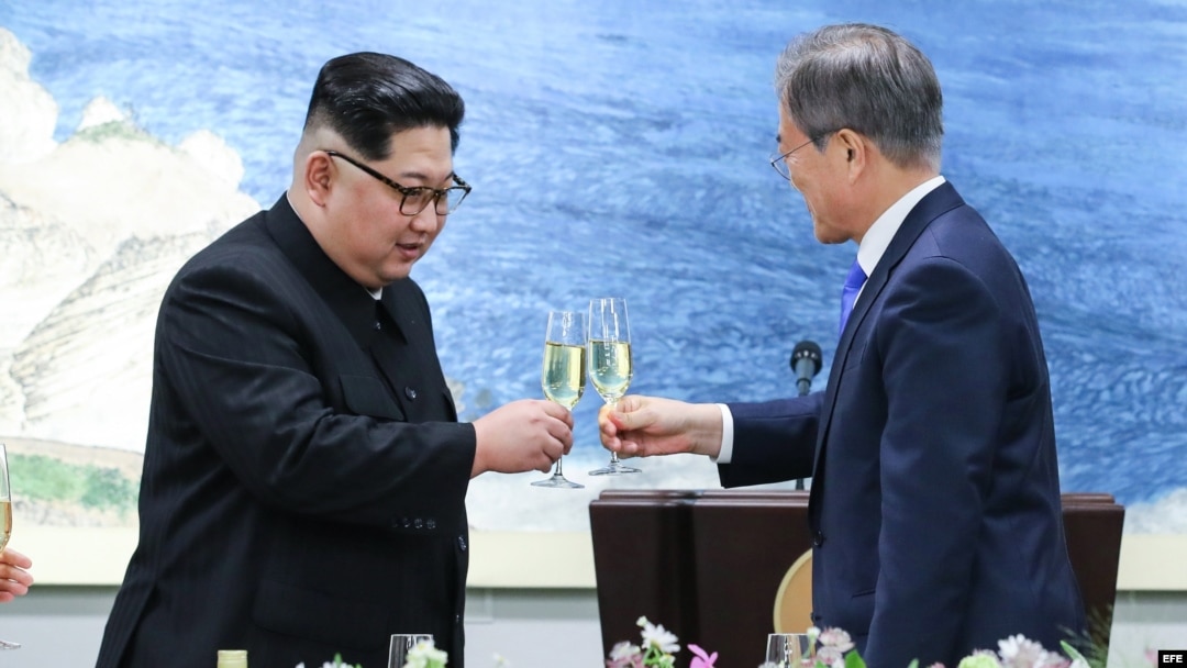 Kim y Moon escenifican un emotivo primer paso hacia la reconciliación