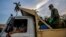 Militares movilizados por el gobierno cubano llegan el miércoles a una plaza de La Habana para desinfectar el área (Foto: Yamil Lage/AFP).