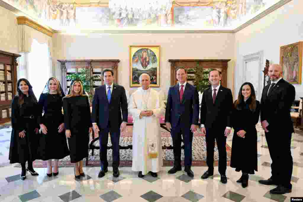 El papa León junto al secretario de Estado Marco Rubio y otros miembros de la delegación de EEUU y sus acompañantes.