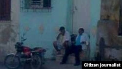 Agentes vigilan casa de reportero/ foto /Janny Dachel