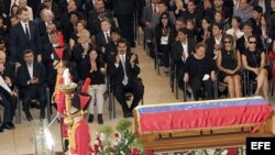 El Príncipe Felipe junto a presidentes, jefes de Gobierno y representantes de más de un centenar de países, durante los funerales del presidente Hugo Chávez oficiados en la Academia Militar de Caracas. 