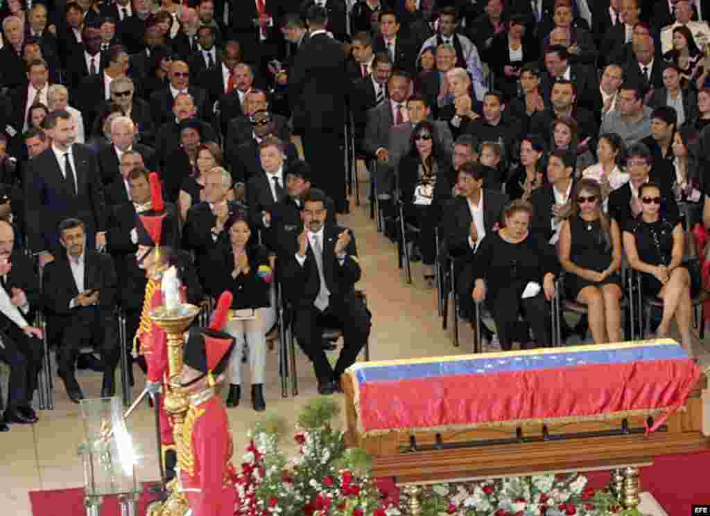 El Príncipe Felipe junto a presidentes, jefes de Gobierno y representantes de más de un centenar de países, durante los funerales del presidente Hugo Chávez oficiados en la Academia Militar de Caracas. Más de 30 jefes de Estado y de Gobierno estarán prese