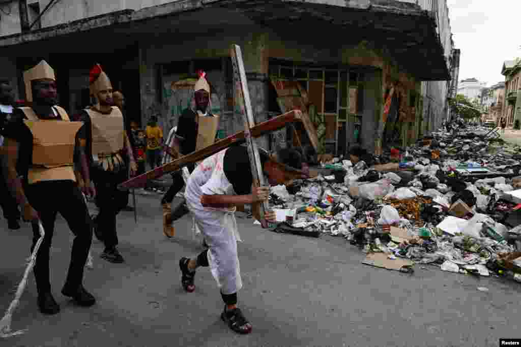 Un hombre que representa a Jesucristo actúa durante una procesión del Vía Crucis el Viernes Santo, en medio de una histórica crisis económica, en La Habana, Cuba, el 3 de abril de 2026.