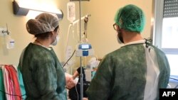Médicos cubanos trabajan con pacientes que se recuperan del COVID-19 en Italia