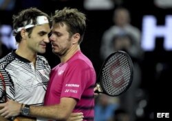 El suizo Roger Federer (i), saluda a su compatriota Stan Wawrinka, tras vencerlo en la semifinal del Abierto de Australia.