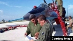 Luis Raúl González-Pardo Rodríguez (izq.), el piloto de guerra castrista vinculado a asesinato de hermanos al rescate vive en Florida.