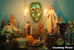 El animismo africano y el catolicismo se entremezclan en los altares de santería.