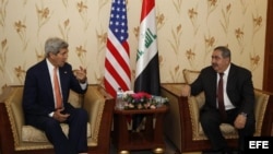 Ministro de Exteriores de iraquí, Hoshyar Zebari (dcha), conversa con el secretario de Estado estadounidense John Kerry.