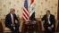 Ministro de Exteriores de iraquí, Hoshyar Zebari (dcha), conversa con el secretario de Estado estadounidense John Kerry.