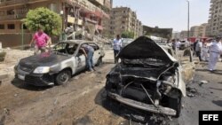 Vista del lugar donde se produjo un atentado con un artefacto explosivo que fue arrojado contra el convoy en que viajaba el ministro egipcio del Interior, Mohamed Ibrahim, en El Cairo (Egitpo). 