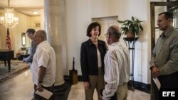 La secretaria del Departamento de Estado de EE.UU. para América Latina, Roberta Jacobson (c), conversa con el disidente cubano Héctor Maseda (espalda) durante un desayuno de trabajo con opositores hoy viernes 23 de enero del 2015, en La Habana, Cuba. Jaco