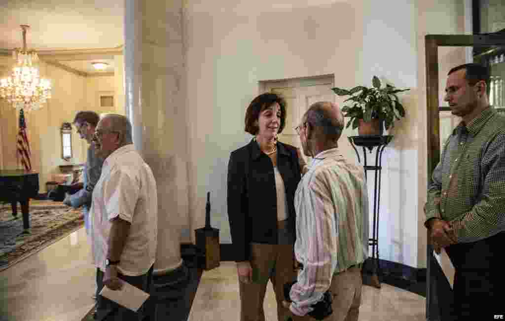 Roberta Jacobson conversa con el disidente cubano Héctor Maseda (espalda) durante un desayuno de trabajo con opositores el viernes 23 de enero del 2015, en La Habana, Cuba.