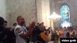 Descemer Bueno lanza un beso a su público, que había ido a adorar a la Virgen de la Caridad.