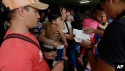 FOTO ARCHIVO. Inmigrantes cubanos antes de abordar un vuelo fletado, en la Ciudad de Panamá. (Foto AP/Arnulfo Franco)