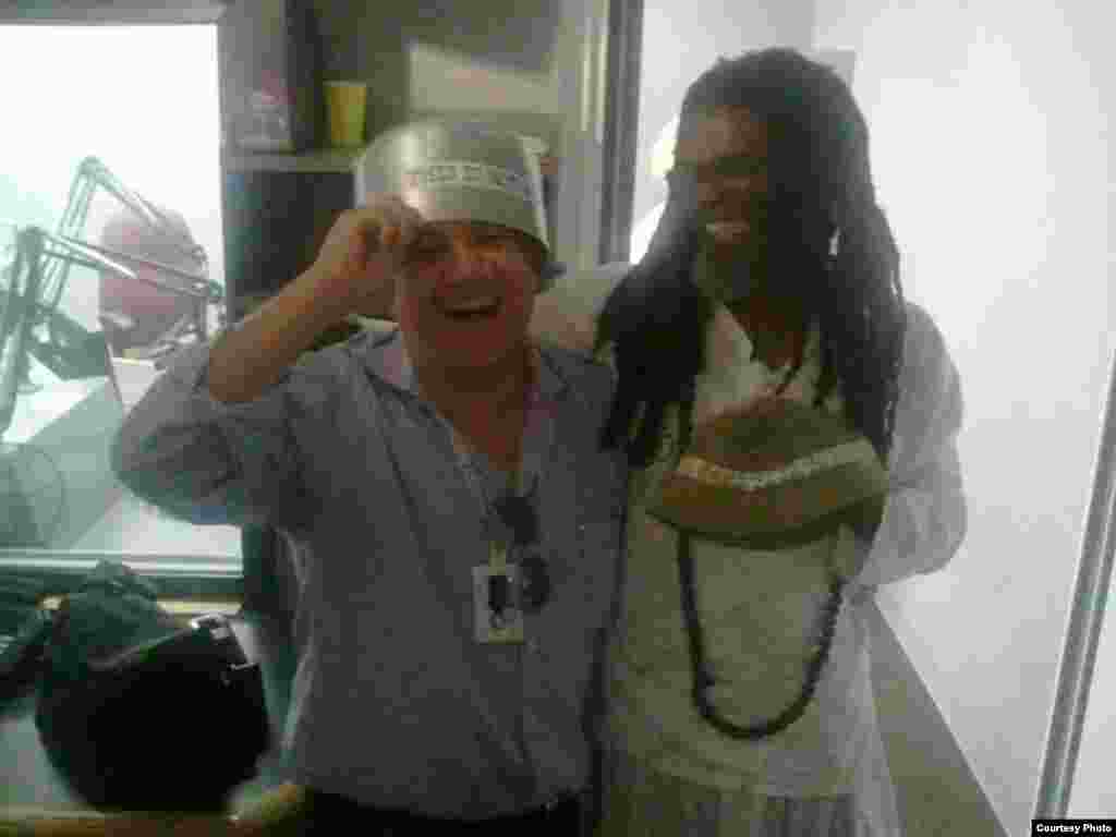  Un intercambio de sombreros entre Juan Juan y Amaury Gutiérrez, del proyecto Onmi Zona Franca