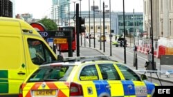 La policía refuerza seguridad en el puente de Londres tras el ataque terrorista.