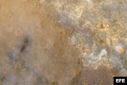 Fotografía facilitada por la NASA que muestra los trazos de las ruedas del robot explorador Curiosity (c-i) en la superficie del planeta Marte y que han sido captadas por la el Experimento Científico de Imágenes de Alta Resolución (HiRise) del Orbitador d