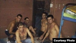 El grupo de cubanos, cuando estaban detendidos en Nicaragua.