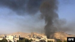Una columna de humo que se eleva sobre el centro de Damasco. Archivo.