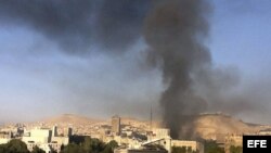 Una columna de humo que se eleva sobre el centro de Damasco, Siria, tras registrarse dos fuertes explosiones, el 26 de septiembre de 2012. 