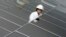 Un empleado de Hong Kong Electric (HKE) comprueba el funcionamiento de los paneles solares recién instalados en el tejado de la estación eleéctrica Lamma de HKE, en Hong Kong (China). 