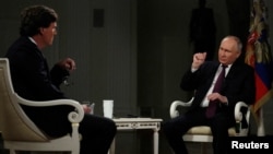 Vladimir Putin habla durante una entrevista con el presentador de televisión estadounidense Tucker Carlson en Moscú, Rusia, el 6 de febrero de 2024. Sputnik/Gavriil Grigorov/Kremlin vía REUTERS