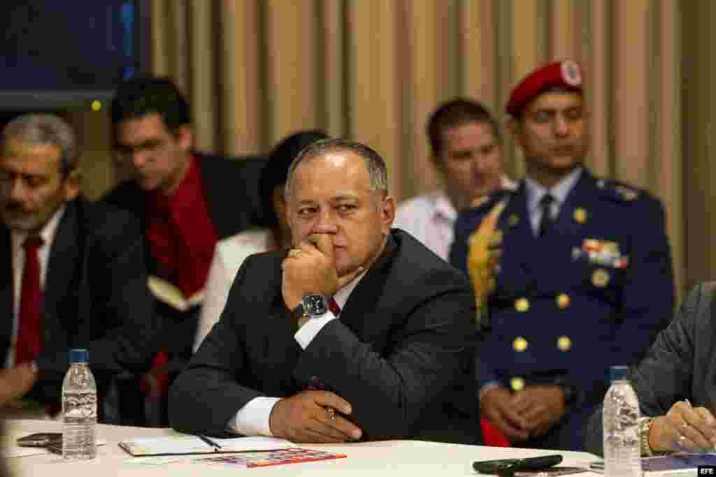 El presidente de la Asamblea Nacional, Diosdado Cabello, se reúne con los miembros de la Mesa de Unidad Nacional (MUD) y representantes del nuncio eclesiástico venezolano y cancilleres de Unasur hoy, jueves 10 de abril de 2014, en el Palacio de Miraflores en Caracas (Venezuela).